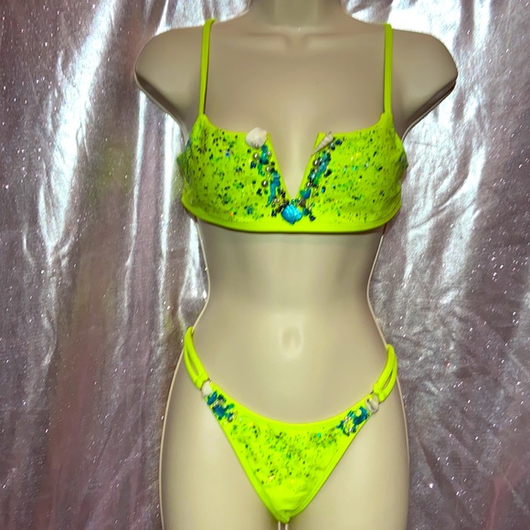 Bikini - Picture 3 of 7